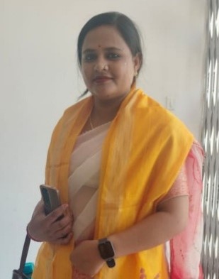 Portrait of Pooja Yadav, a top-performing student from MCOM 2023